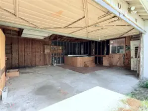 Hot tub in garage - not sure of working condition