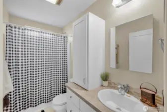 2nd full bath in hallway