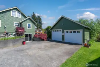 big garage  extra parking