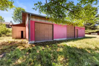 Large barn with 2 access bays and 2 horse stalls