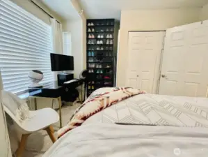 Good sized bedroom with desk notch, storage notch & large closet