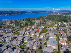 Home has quick access to Factoria shopping and dining area, and downtown Bellevue.