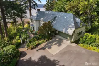 From above, the beauty of the grounds, no-bank frontage, and gracious home design come fully into view.