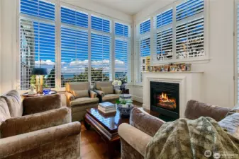 Lives like a Madison park/Broadmoor homethe details of the remodel are above and  beyond what we see in condos