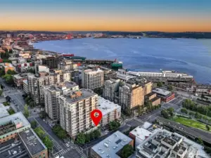 near met market, ez stroll along water front  to cruise ship terminal- pier 66 and Pike  Place market