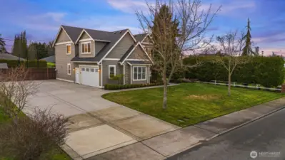 Spacious front yard & driveway.