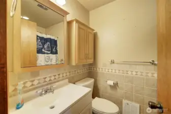 Additional full bath, nicely renovated