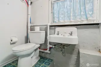 Lower level half bathroom.
