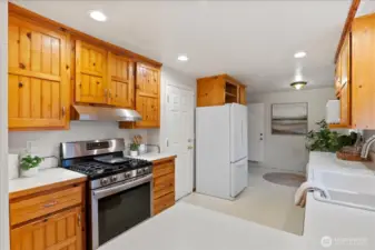 Spacious kitchen with gas cooktop