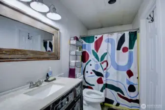 Full Bathroom (Unit B)