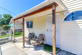 MIL Unit Entryway Porch