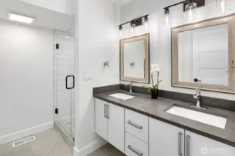 upper level primary en-suite bathroom