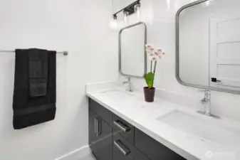 lower level 2nd primary bedroom en-suite full bathroom