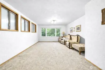 Bonus room with access to Garage