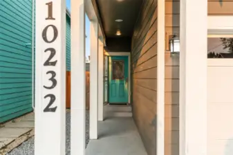 10232 Covered Entryway