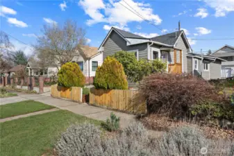 Sidewalks abound in this neighborhood!