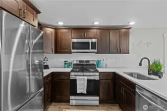 Super efficient gas range! Notice the New Cabinets have Door/Drawer pulls and crown molding!