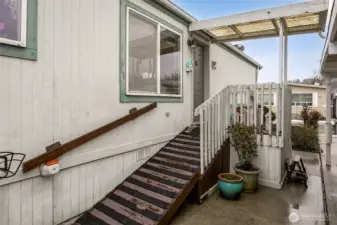 Easy access ramp makes getting in this home easy & could be removed too.