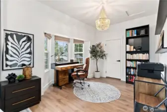 Office nook and flex space off of primary suite on main floor
