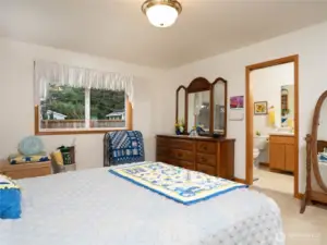 Great Attached Bathroom and W/in Closet~