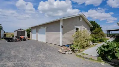 Large 2.5 car garage