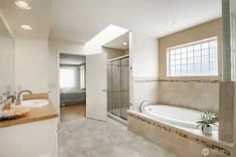 Another view see jetted tub.