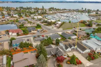 Gated community, 24/7 security, golf, tennis, pickleball, Clubhouse, Marina, community parks like the one you see at the end of the yellow line, water front parks and more. Short jaunt from the Marina to the San Juans.