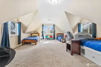 2nd Floor extra large bedroom 4