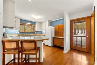 2 seated Kitchen Counter eating area is convenient for Breakfast, snack time or Lunch. Morning Coffee or Tea.