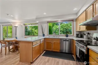 Kitchen/eating space w/lots of natural light