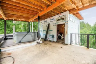 3rd Floor Covered Deck w/hot tub