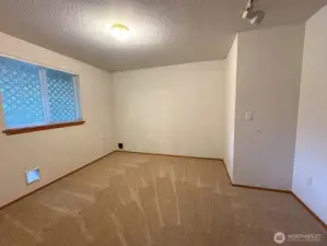 Pet-friendly bonus room with access to an enclosed cattery—perfect for animal lovers.
