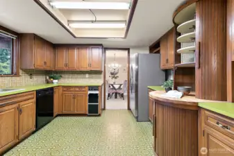 Step back in time with this fantastic kitchen. Lazy susans abound!