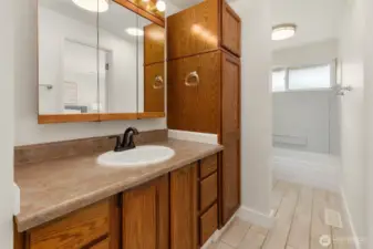 Full bath in hallway.