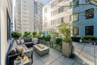 Large patio space for entertaining. (virtually staged)