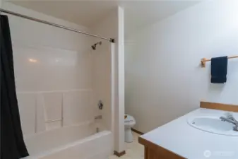 Upstairs full hall bath