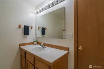 Upstairs full hall bath