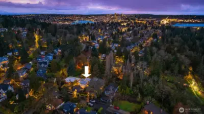 What makes the Arboretum proximity so extraordinary is what the Arboretum actually is: a 230-acre living museum of gardens, trails, natural areas, and wetlands on the shores of Lake Washington, jointly managed by the University of Washington Botanic Gardens and the City of Seattle. It’s a year-round escape where a quick walk can feel like a full reset—whether it’s a casual loop through winding paths or a stroll along iconic Azalea Way, a level ¾-mile promenade through the heart of the Arboretum.