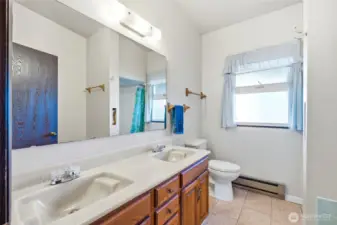 Guest Bath w/ Tub, Shower, Dual Vanity~