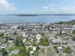 Literally 2 blocks from the downtown Des Moines Marina District strip, this property feels like a private oasis, yet extremely walkable to parks, The Des Moines Theater, marina, cafes, shops, restaurants, etc.