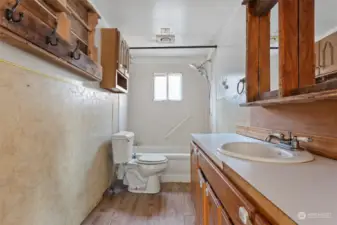 Nicely sized bathroom