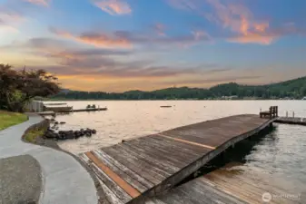 3 docks! 2 boathouses.