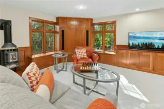 This space also gives you room to meet with people or relax on your own.