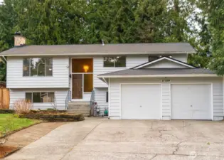 This home is the definition of a perfect canvas for your creativity. Capture sweat equity on the cosmetics, while you live here and enjoy a fantastic community, great schools, and the space you wanted to stretch.