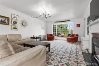 So much space in this generously sized living room!