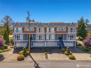 Where urban convenience meets commuter ease!  Private rooftop deck?  Say Yes!