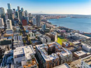 Everything is within blocks from this fabulous community: 5-star dining, world-class shopping, Pike Place Market, waterfront parks and trails, Climate Pledge Arena, and so much more.