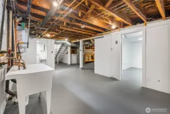 Oversized basement, freshly painted and sparkling clean, with ample lighting and good ceiling height. Equipped with a 240V circuit suitable for a dryer or workshop equipment. Includes a non-conforming 4th bedroom, large food storage room, built-ins, half bath, new wash basin, and a built-in workshop bench. So much potential awaits the next owner.