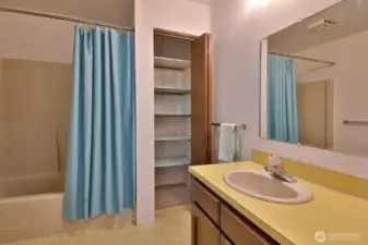 Upper level full bath.