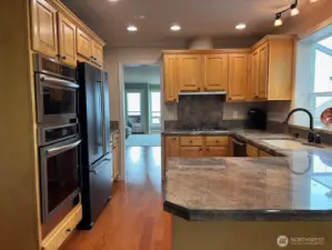 Kitchen w/eating counter